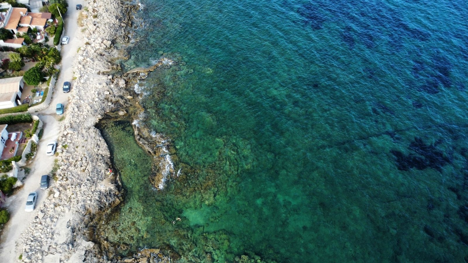 Vista aerea della costa di Siracusa con acque verde smeraldo e turchese