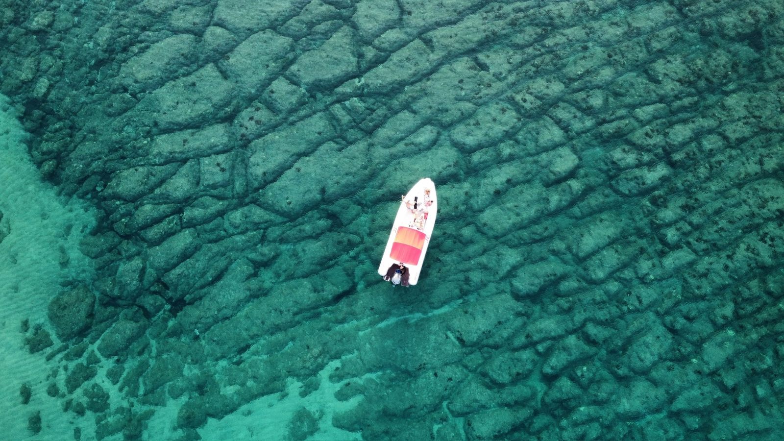 Vista aerea del gommone Mare con Ale su acqua cristallina turchese