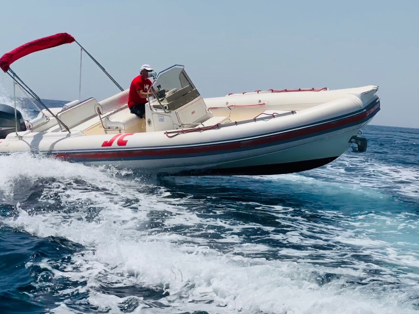 Gommone Joker Boat in navigazione veloce sulle onde