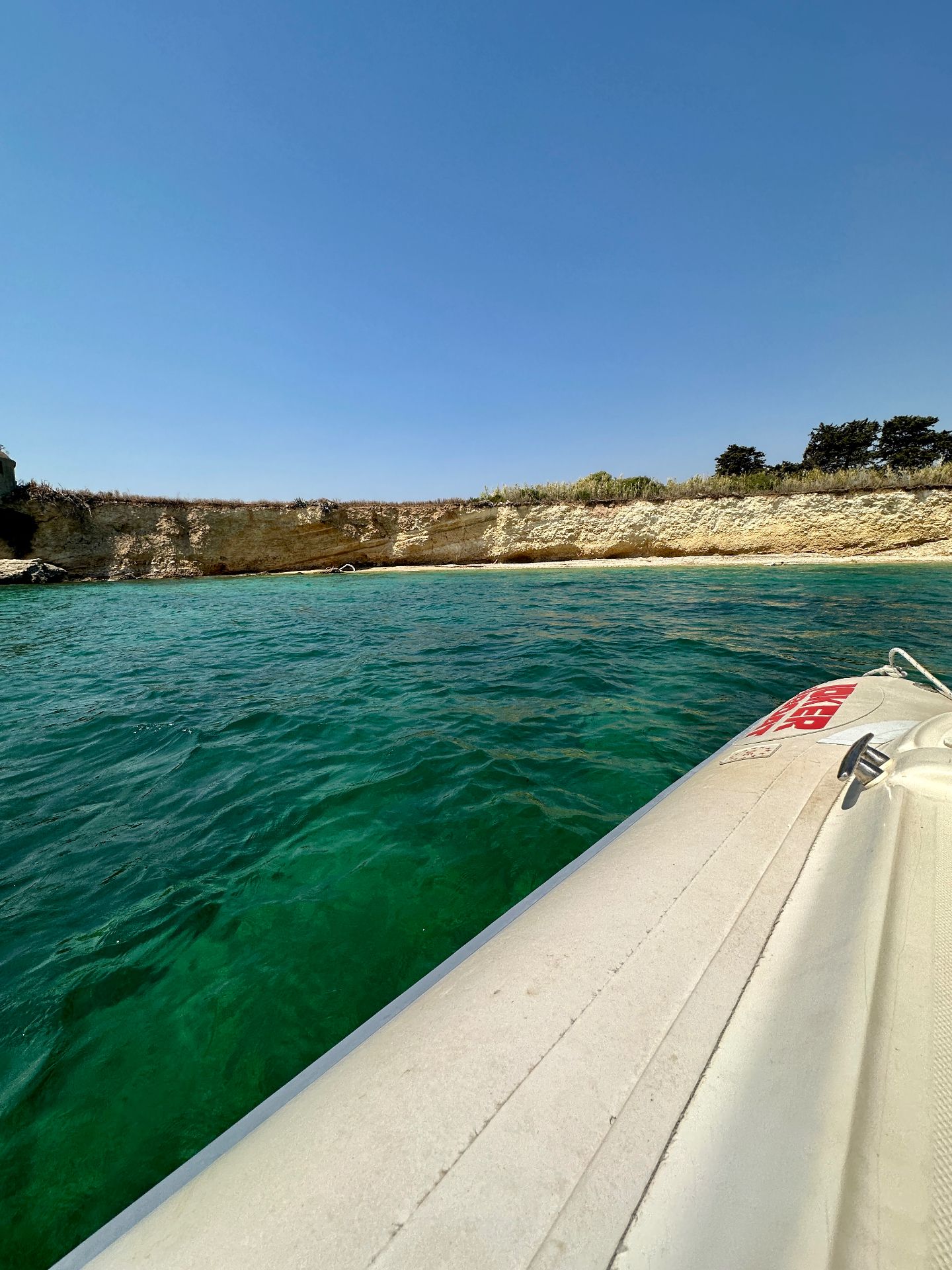 Caletta nascosta sulla costa di Siracusa